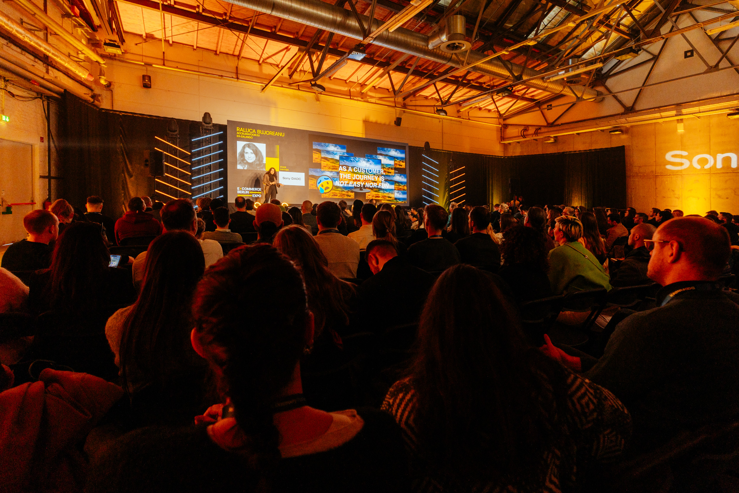 https://res.cloudinary.com/ecommerceberlin/image/upload/v1741341938/Website/PREMIUM%20SERVICES/ebe26_premium_services_keynote_stage/BACKUP%20ZDJECIA%20PRZED%20RESIZE/Ecom_Berlin_2025_JB_257.jpg